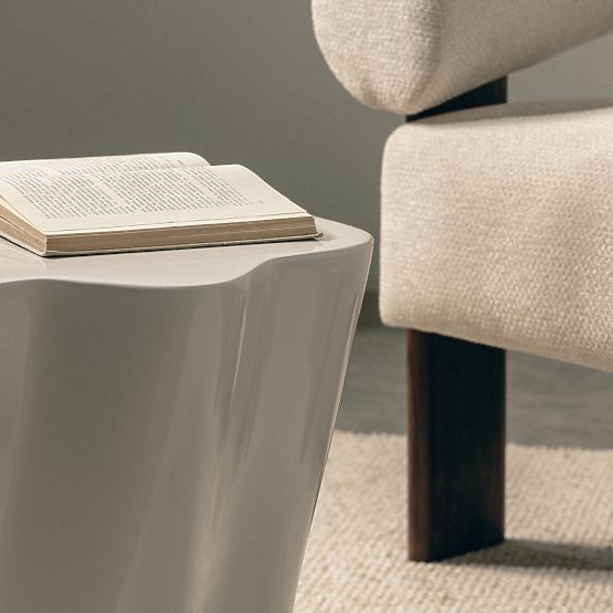 Bočný stolík Bow 49 cm, šedobéžový, lesklý, oblé tvary