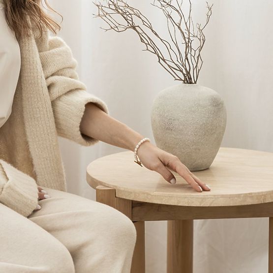 Bočný stolík Medley 50 cm, okrúhly, travertín/jaseň