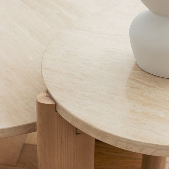 Bočný stolík Medley 50 cm, okrúhly, travertín/jaseň