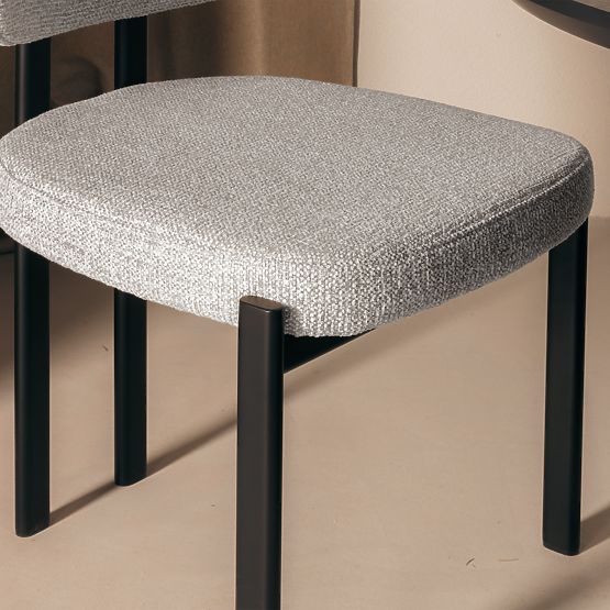 Čalúnená stolička Flare, béžová/čierne nohy