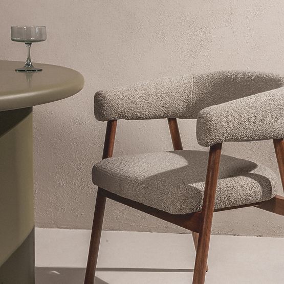 Čalúnená stolička Giovani, svetlohnedá/dubové drevo, zaoblená