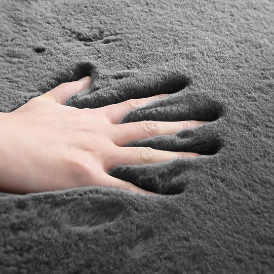 Hodvábny koberec Rabbit - Tmavošedý