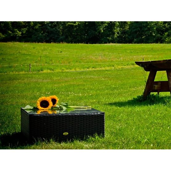 Štvorcový stôl z čierneho technoratanu