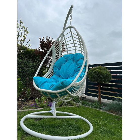 Závesné kreslo BELLISSIMO (kreslo + rám) z bieleho technoratanu s modrým vankúšom, poťah GRA